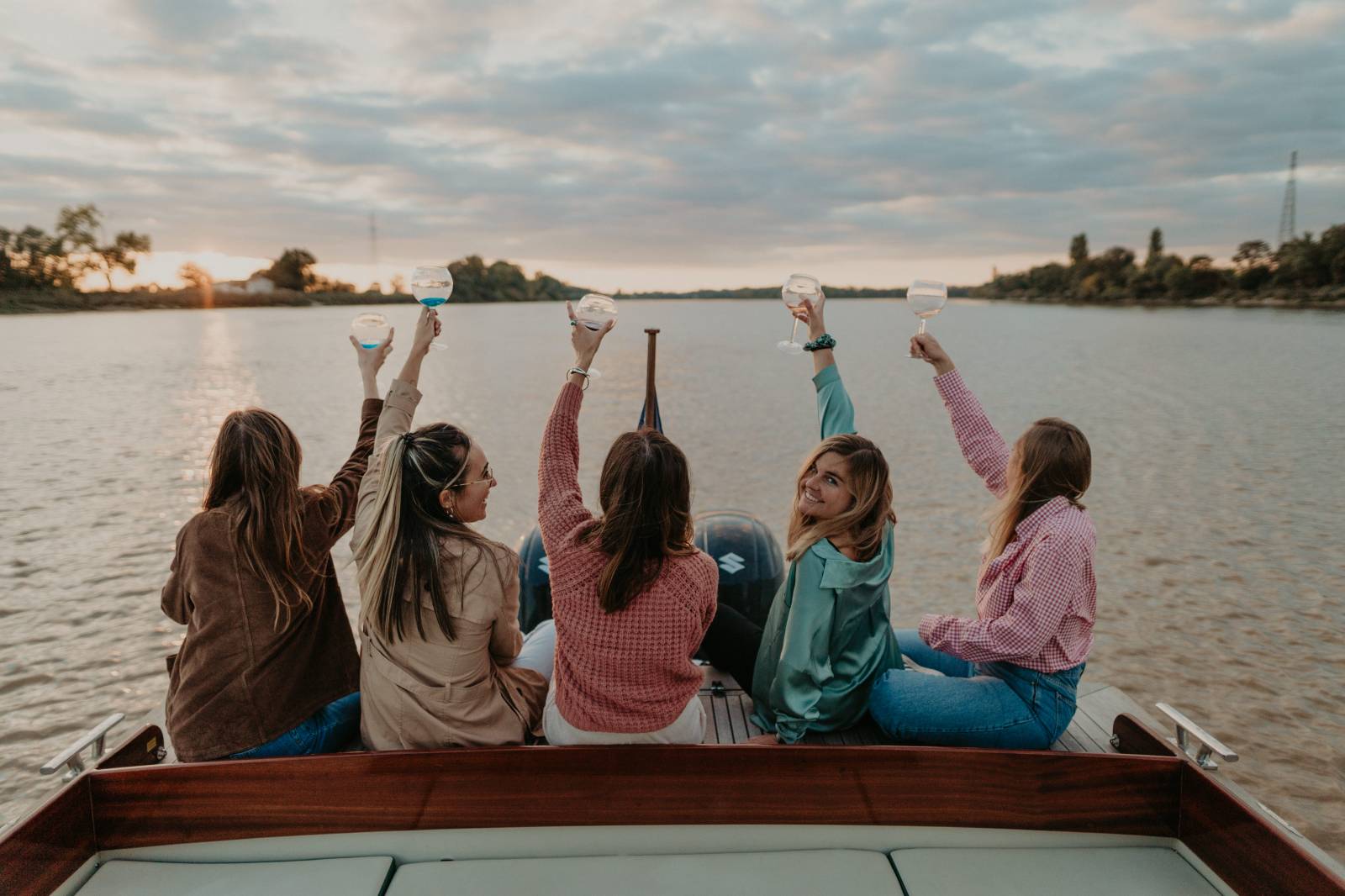 Apéro coucher de soleil entre amis sur la Garonne