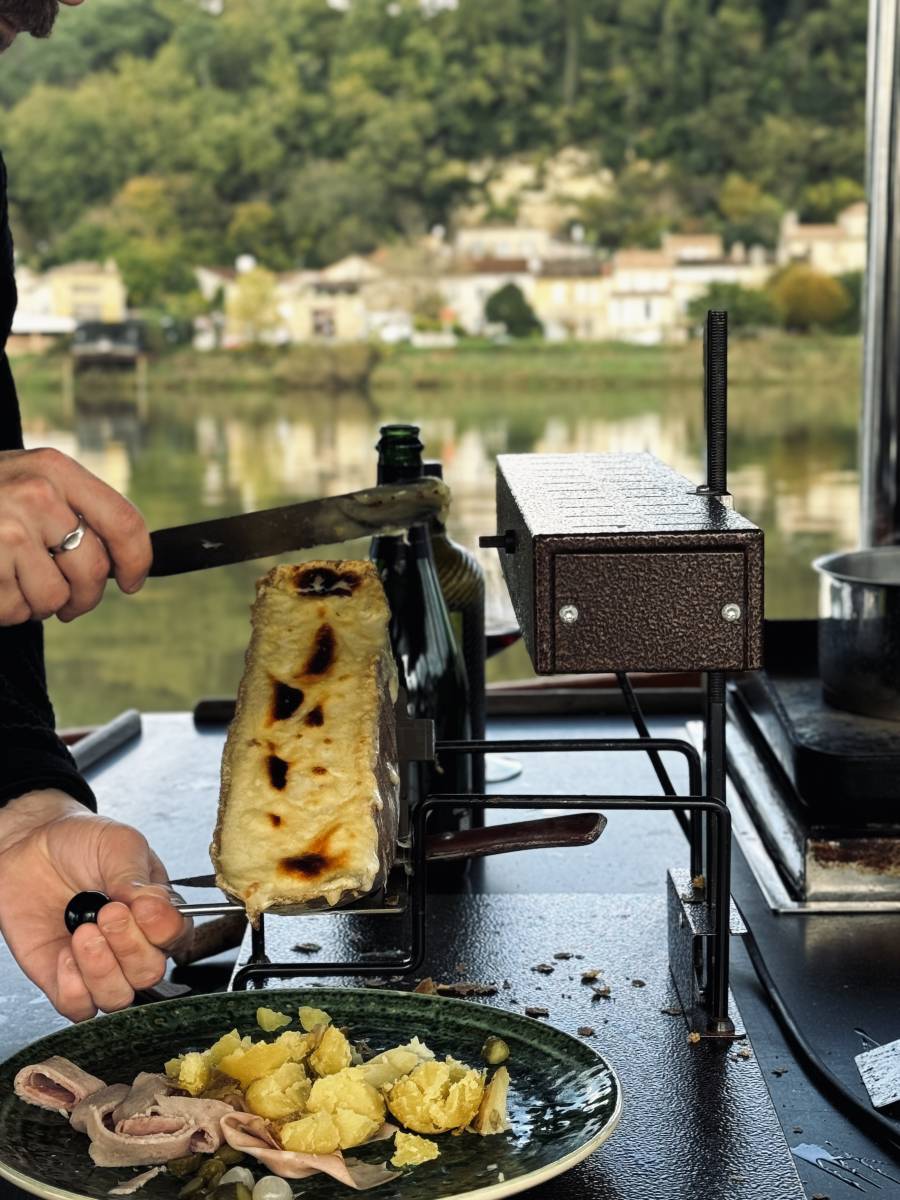 Raclette sur un bateau sur la Garonne à Bordeaux 